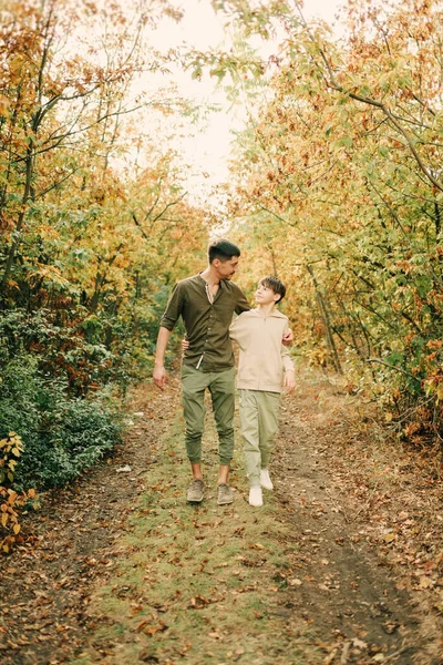 Dad Son Hugging Walking Autumn Forest — Zdjęcie stockowe