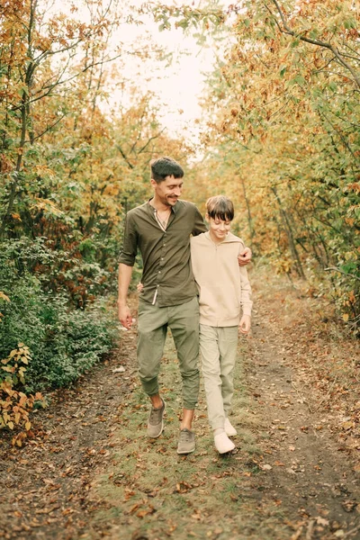 Тато Син Обіймають Ходити Осінньому Лісі — стокове фото