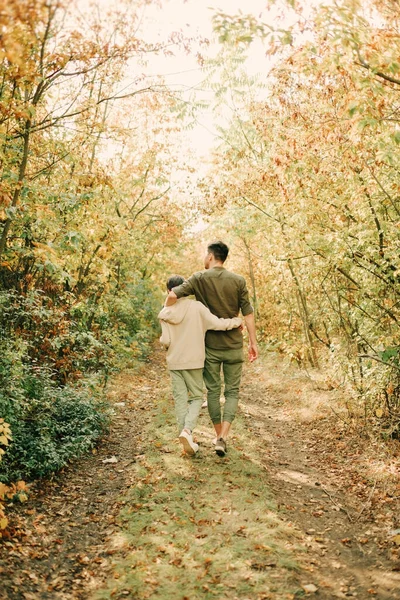 Papà Figlio Che Abbracciano Passeggiando Nella Foresta Autunnale — Foto Stock