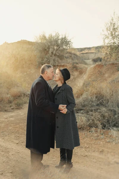 Sonbahar Kıyafetleri Içinde Yürüyüşe Çıkmış Yaşlı Bir Çift — Stok fotoğraf