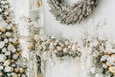 Yeni Yıl Dekorasyonu, Beyaz tonlarda altın renginde şenlikli ev.