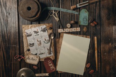 Ahşap arka planda eski usul kağıt ile harf modelleme