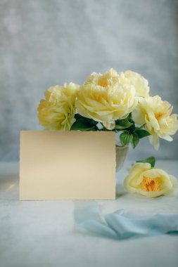 Şakayık çiçeklerinin arka planında hafif bir arkaplan üzerindeki kartpostal modeli