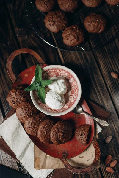 Biscoitos Chocolate Doce Fundo Escuro Estilo Vintage — Fotografia de Stock