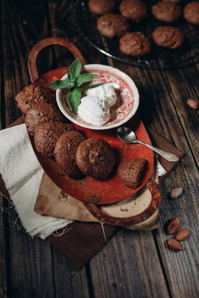 Biscoitos Chocolate Doce Fundo Escuro Estilo Vintage — Fotografia de Stock