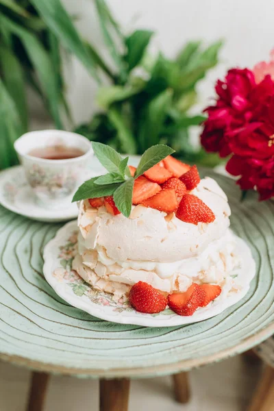 Çilekli Kremalı Tatlı Pastası Arka Planda Bitkileri Küçük Bir Masada — Stok fotoğraf