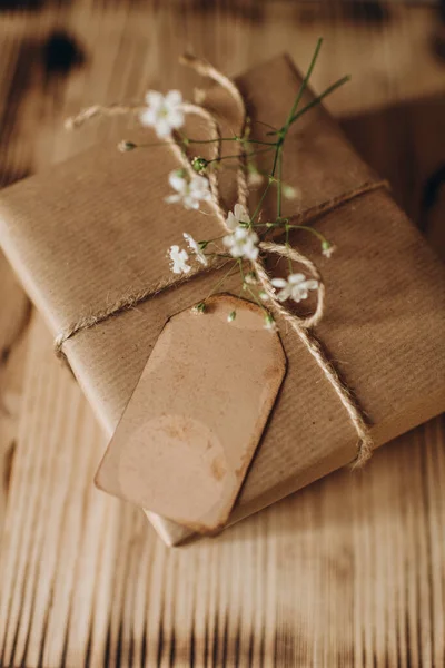 Feestelijk Verpakt Geschenk Kraftpapier Met Een Tag Voor Wensen — Stockfoto