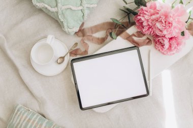 açık arkaplan üzerinde beyaz boş arkaplan ile tablet modelleme