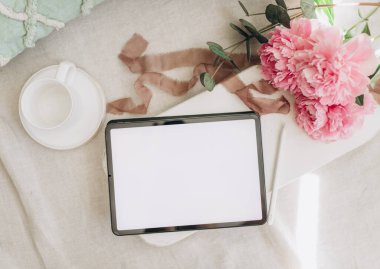açık arkaplan üzerinde beyaz boş arkaplan ile tablet modelleme