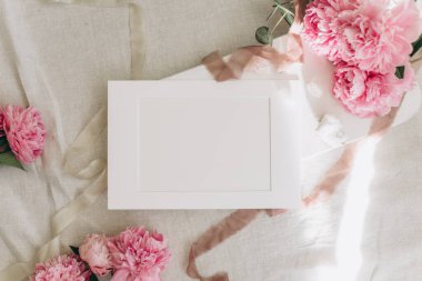 Fotoğraf ya da illüstrasyon için beyaz arkaplanı olan çerçeve modeli