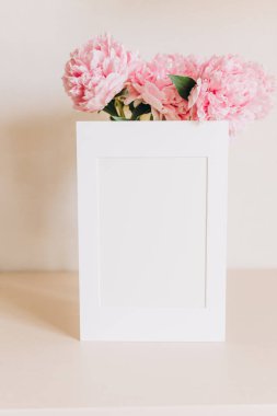 Fotoğraf ya da illüstrasyon için beyaz arkaplanı olan çerçeve modeli