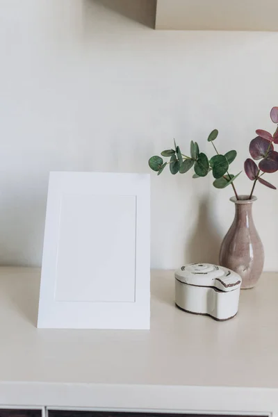 Marco Maqueta Con Fondo Blanco Blanco Para Foto Ilustración —  Fotos de Stock