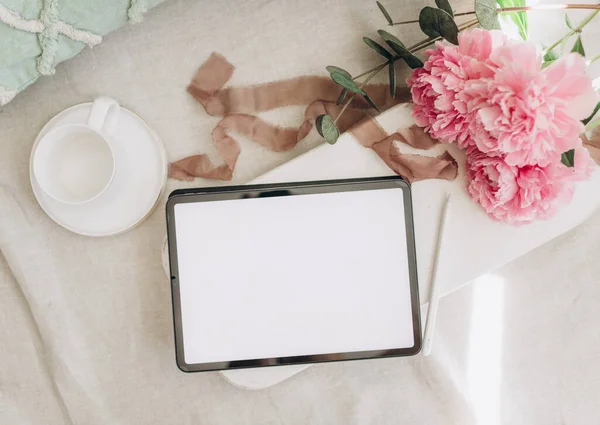 Tablet Attrappe Mit Weißem Leeren Hintergrund Auf Hellem Hintergrund — Stockfoto