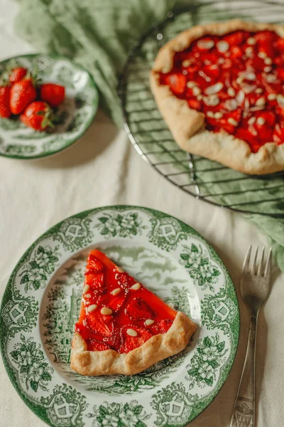 食品摄影自制蛋糕 甜馅饼和浆果 — 图库照片