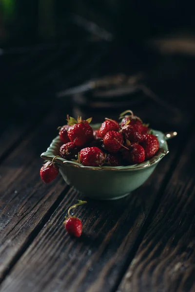食品摄影低调 水果和浆果维生素 蔬菜素食品 — 图库照片