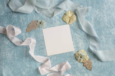 beyaz boş kağıt, davetiye modeli, kartvizit ya da harf modeli