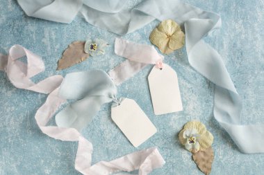 hediye dekorasyonu, beyaz renk etiketli kurdeleli model