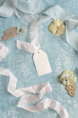 hediye dekorasyonu, beyaz renk etiketli kurdeleli model