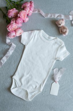 Beyaz bebek kıyafetleri, yeni doğmuş bebek kostümleri.