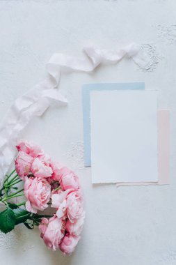 beyaz boş kağıt, davetiye modeli, kartvizit ya da harf modeli