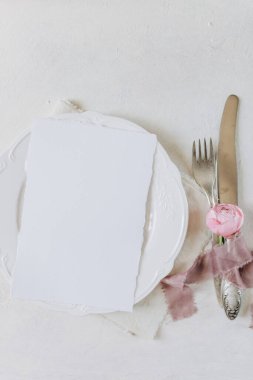 Tabaktaki beyaz boş kağıt, menü modeli, davetiye modeli, kartvizit ya da harf modeli