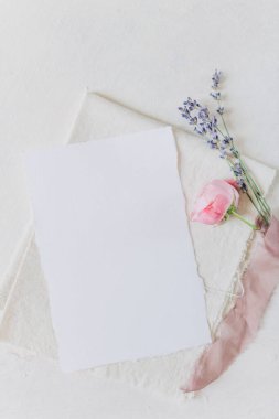 Tabaktaki beyaz boş kağıt, menü modeli, davetiye modeli, kartvizit ya da harf modeli