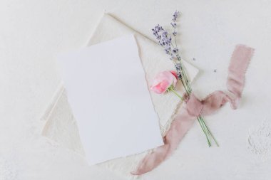 Tabaktaki beyaz boş kağıt, menü modeli, davetiye modeli, kartvizit ya da harf modeli