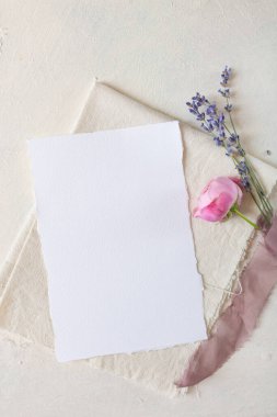 Tabaktaki beyaz boş kağıt, menü modeli, davetiye modeli, kartvizit ya da harf modeli