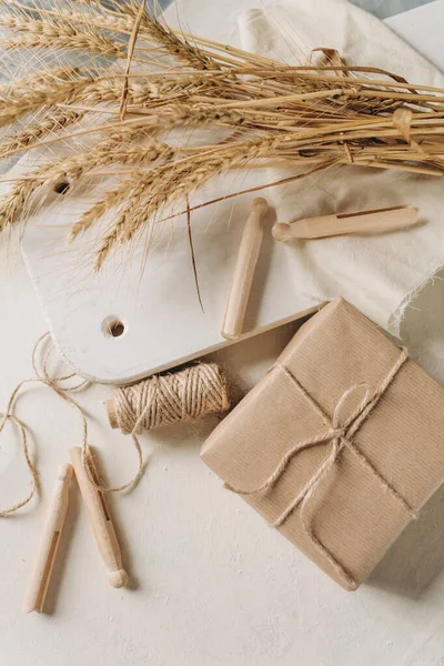 Rustic Style Craft Paper Box Twine Rope Wooden Clothespins Environmentally — Foto Stock