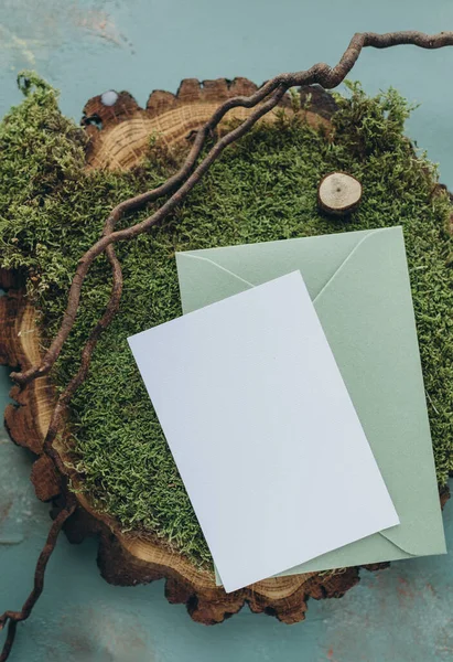 Einladung Attrappe Weißes Papier Brief Attrappe Natürlicher Hintergrund Moos Und — Stockfoto