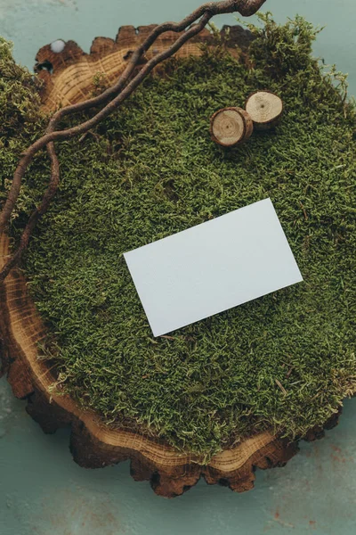 Visitenkarten Attrappe Naturstil Weißes Papier Auf Grünem Moos Und Holzschnitt — Stockfoto