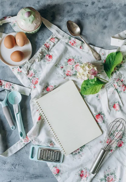 Recipe Book Mockup Kitchen Table Kitchen Utensils Vintage Style — Stok fotoğraf