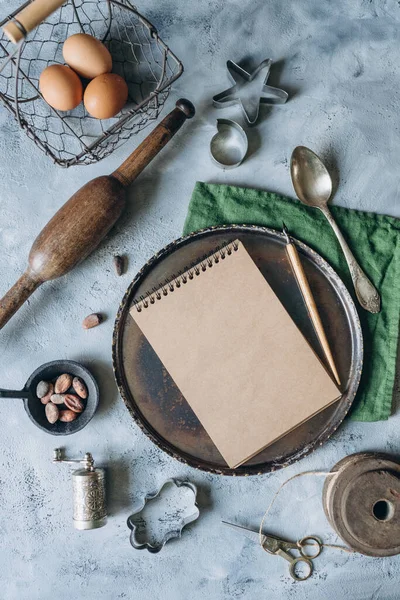 Makieta Książki Receptury Stole Kuchennym Naczyniami Kuchennymi Stylu Vintage — Zdjęcie stockowe