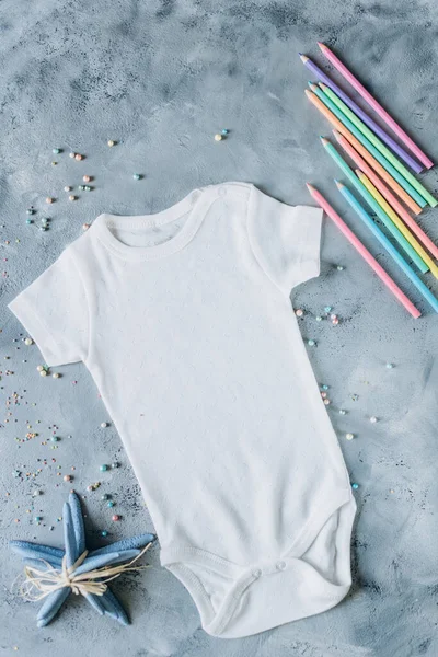 Vita Babykläder Nyfödd Babydräkt Mockup — Stockfoto