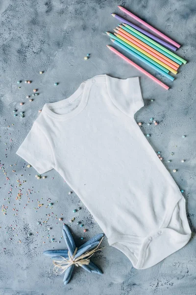 Vita Babykläder Nyfödd Babydräkt Mockup — Stockfoto