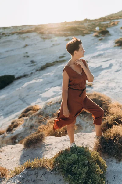 Eine Frau Den Vierzigern Mit Kurzhaarschnitt Steht Bei Sonnenuntergang Der — Stockfoto