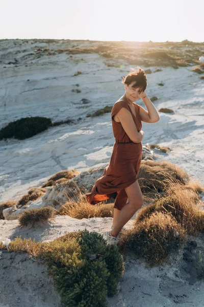 Kobieta Czterdziestce Krótką Fryzurą Stoi Słońcu Zachodzie Słońca Wieje Wiatr — Zdjęcie stockowe