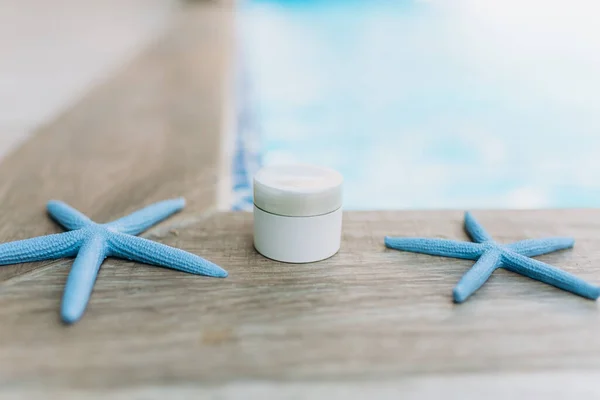 乳脂管模型 白色底色包装 防晒霜 海洋主题乳脂 — 图库照片