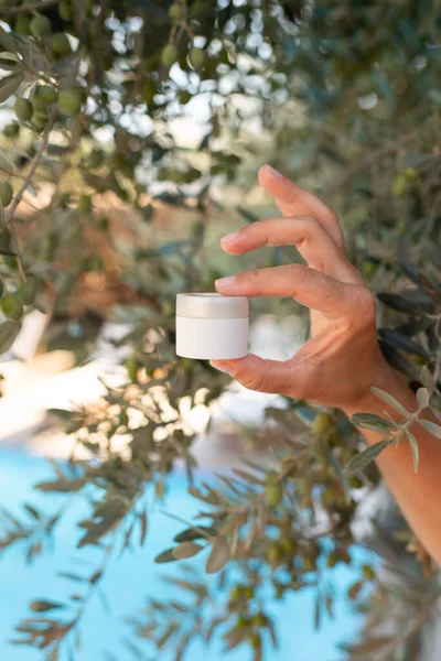 Huid Crème Mockup Witte Buis Vrouwelijke Handen Olijfboom Achtergrond Veiligheid — Stockfoto