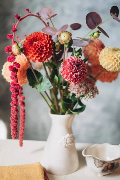 Flores Rojas Otoño Sobre Fondo Oscuro Elegante Ramo Novia Color —  Fotos de Stock