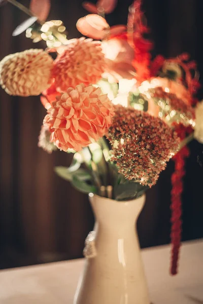 Flores Rojas Otoño Sobre Fondo Oscuro Elegante Ramo Novia Color —  Fotos de Stock