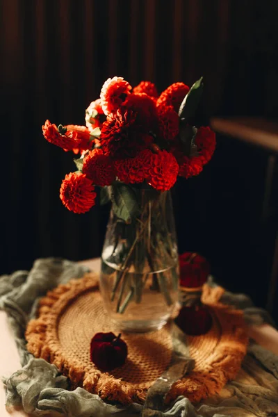 Rote Herbstblumen Auf Dunklem Hintergrund Eleganter Brautstrauß Marsalafarbe — Stockfoto