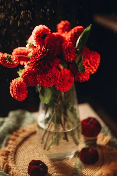 Rode Herfst Bloemen Een Donkere Achtergrond Elegante Bruids Boeket Marsala — Stockfoto