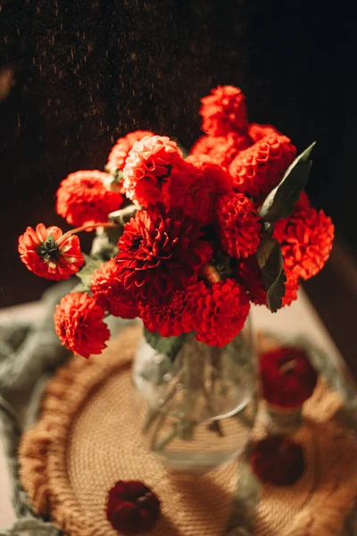 Rote Herbstblumen Auf Dunklem Hintergrund Eleganter Brautstrauß Marsalafarbe — Stockfoto