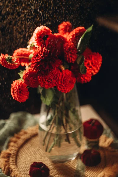 Czerwone Jesienne Kwiaty Ciemnym Tle Elegancki Bukiet Ślubny Marsala Kolor — Zdjęcie stockowe