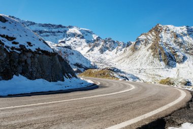 Dağlarda yüksek yollar, karla kaplı kayalar, dağlara seyahat