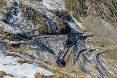 Dağlarda yüksek yollar, karla kaplı kayalar, dağlara seyahat