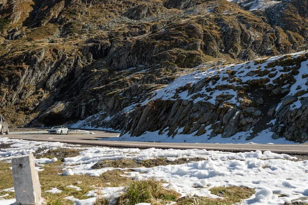 Estrada Alta Nas Montanhas Rochas Cobertas Neve Viajar Para Montanhas — Fotografia de Stock