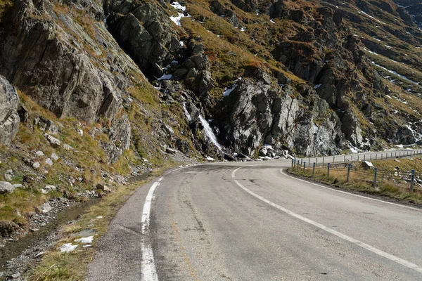 Strada Alta Montagna Rocce Innevate Viaggi Montagna — Foto Stock