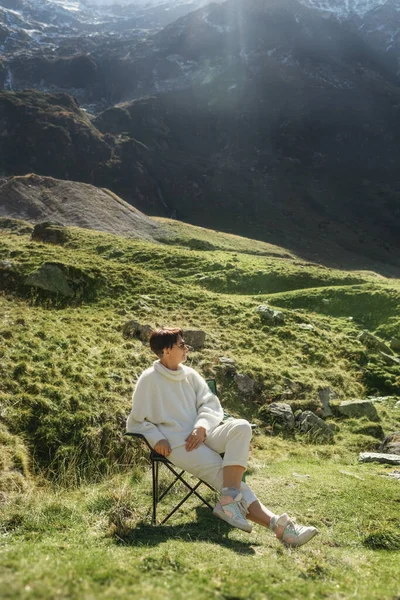 Menina Senta Uma Cadeira Nas Terras Altas Caminhada Montanha — Fotografia de Stock
